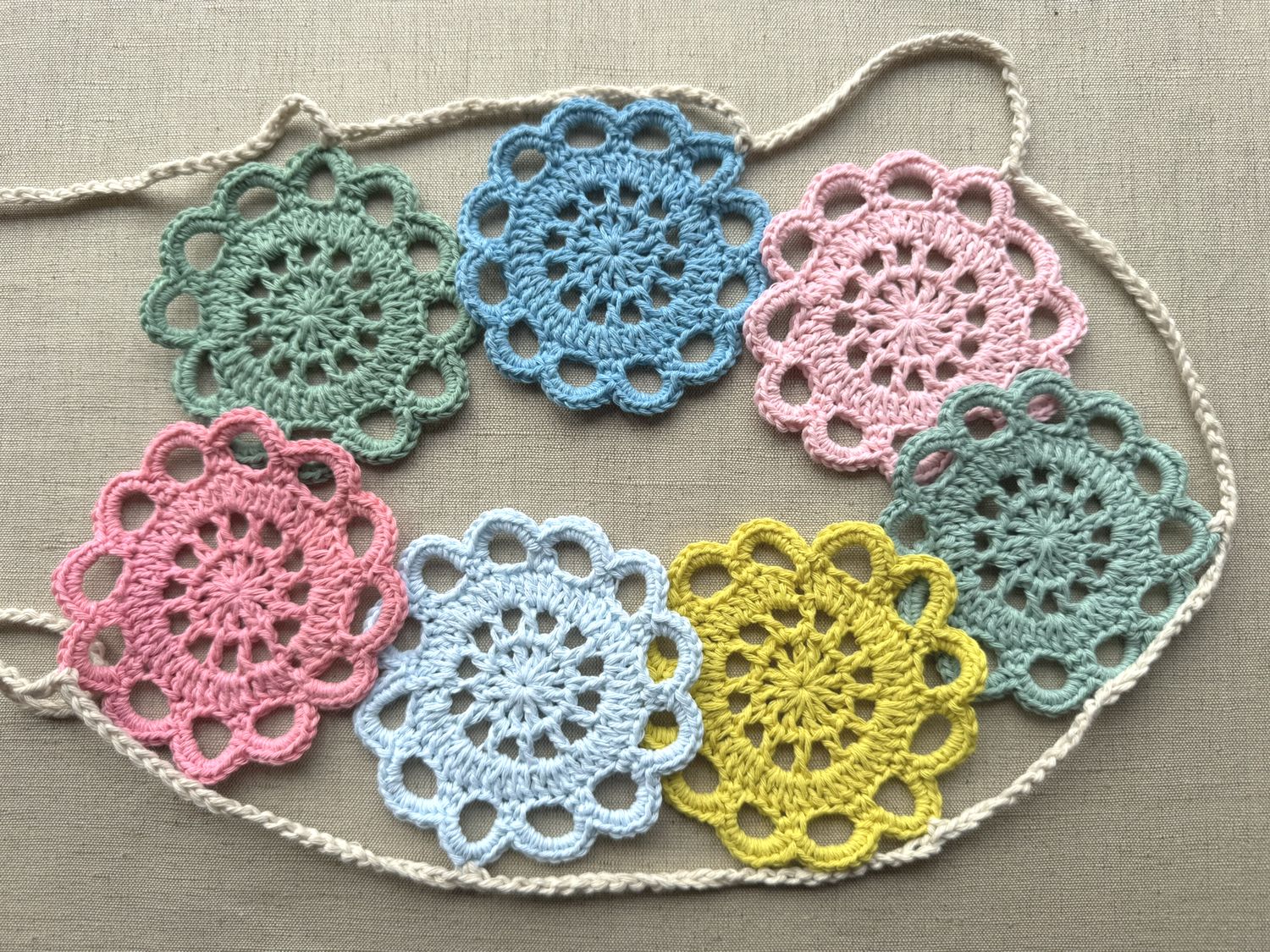 Gehäkelte bunte Blumenkette
