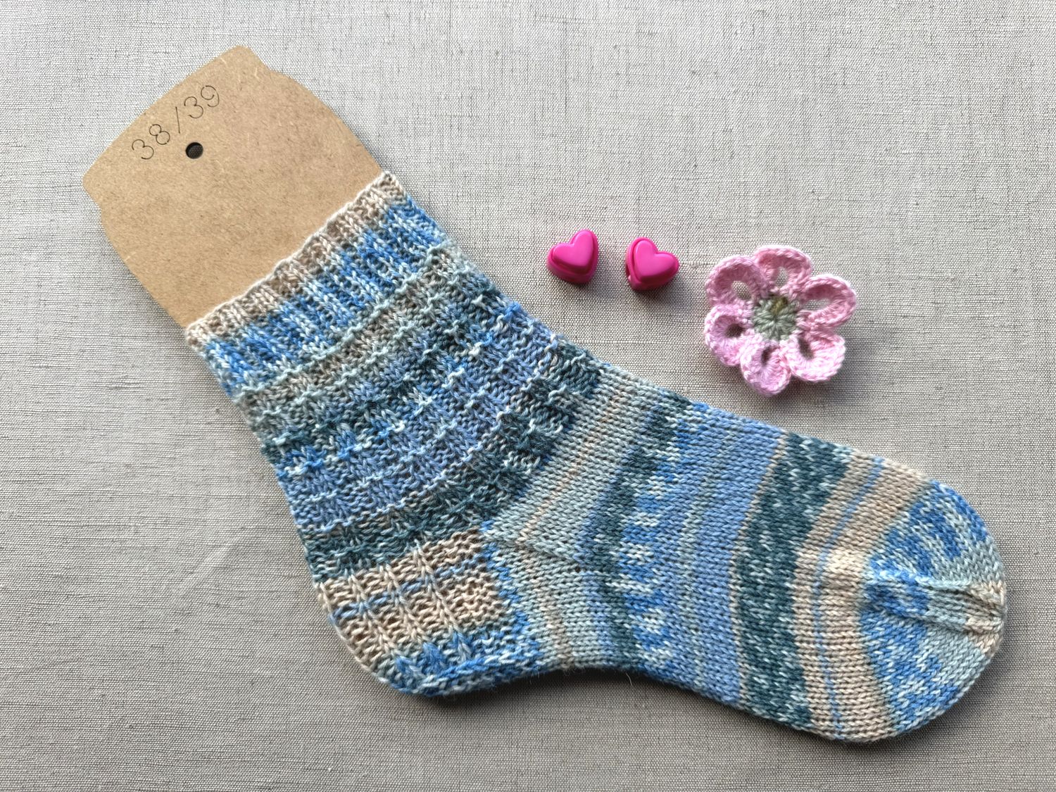 Handgestrickte Socken in Blau und Beige Tönen, Größe 37/38